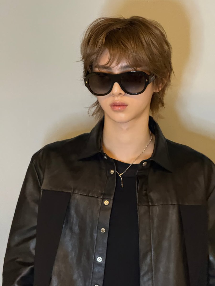 juuhooncortis's tweet photo. grwm. 🕶️ https://t.co/7c7AmcYmGu