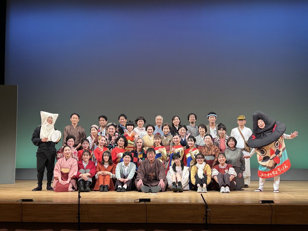 yoko_guuuuu's tweet photo. 無事閉幕!!🕺✨
ご来場のみなさまありがとうございました✨
最前で鑑賞してた大親友に「お前は踊ってないくせになんでダンサーの衣装で出とるんや!!🙄」と開口一番にツッコまれました(笑)ダンスの代わりにエキストラとフィナーレまで出演させてもらい大感謝です🥹
#舞台やってみなはれ #大阪150年物語 https://t.co/AAjVtWtSKT