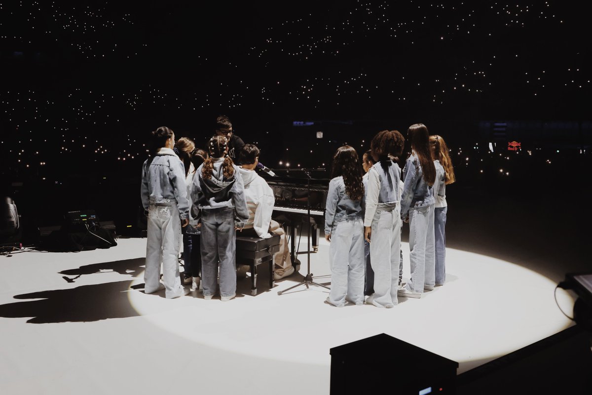 🎤 Abraham Mateo celebró 20 años de carrera a lo grande con un show sold out en el Movistar Arena. Más de 15K personas, hits, emoción y madurez artística en una noche histórica. 🌟🎶👇