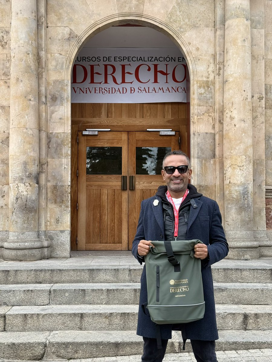 DoctorBatalla's tweet photo. El principio de inmediación ha sido criticado porque activa varios sesgos cognitivos conocidos que afectan de manera directa la valoración racional de la prueba. En particular, intensifica el sesgo de confirmación y el efecto halo, mediante los cuales el decisor tiende a evaluar positivamente el testimonio no por su correspondencia con las proposiciones fácticas controvertidas, sino por rasgos contingentes del testigo, como su forma de hablar, su apariencia física o su desenvolvimiento en sala. A ello se suma el sesgo de actualidad, que otorga un peso desproporcionado a la información presentada al final del juicio oral, alterando la estructura racional de la deliberación probatoria. Sin embargo, el problema no se agota en la existencia aislada de estos sesgos, sino en su funcionamiento acumulativo y estructural dentro del marco de la inmediación. Al privilegiar la percepción directa, el proceso judicial desplaza el foco desde la evaluación de razones y evidencias hacia la interpretación subjetiva del comportamiento del testigo. En ese tránsito, características como la forma física, el grado de preparación discursiva, el acento o el color de piel pasan a operar, de hecho, como criterios implícitos de credibilidad. El testigo que se ajusta al modelo cultural del “hablante competente” , seguro, elocuente, con lenguaje estandarizado y apariencia socialmente aceptada, obtiene una ventaja epistémica injustificada frente a quien comparece desde posiciones de vulnerabilidad simbólica o social.

Esta dinámica se ve reforzada por el presupuesto, empíricamente insostenible, de que jueces y jurados pueden detectar honestidad o mendacidad a partir de gestos, miradas o entonaciones. La abundante literatura psicológica demuestra que los seres humanos carecemos de esa capacidad en interacciones breves y cargadas de estrés, como las audiencias judiciales. En ese contexto, se activa de manera casi inevitable el error de atribución fundamental: se interpretan conductas explicables por factores situacionales —nerviosismo, miedo, desigualdad cultural, presión del interrogatorio— como rasgos estables de la personalidad del testigo, afectando negativamente su credibilidad. Así, el principio de inmediación no solo introduce ruido cognitivo en la valoración probatoria, sino que reproduce y legitima desigualdades epistémicas preexistentes. Lejos de ser una garantía de acceso a la verdad, funciona como un mecanismo que amplifica estereotipos sociales y culturales bajo la apariencia de neutralidad procesal. En ese sentido, la inmediación se convierte en un punto ciego del razonamiento probatorio: una categoría que, en lugar de corregir los sesgos del decisor, los consolida institucionalmente, afectando de manera directa la justicia de las decisiones fácticas. @lineym2006 @marcialpons @andresmsoto