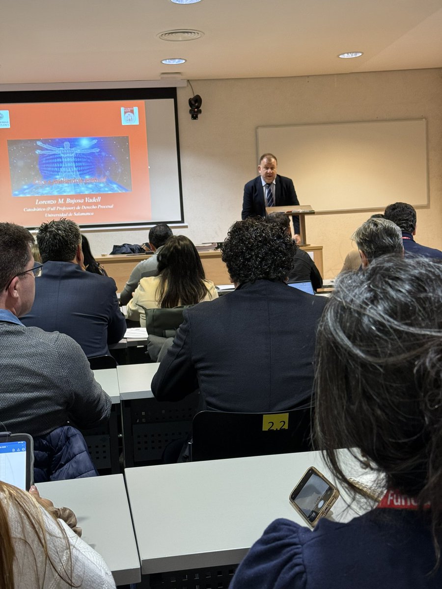 DoctorBatalla's tweet photo. El principio de inmediación ha sido criticado porque activa varios sesgos cognitivos conocidos que afectan de manera directa la valoración racional de la prueba. En particular, intensifica el sesgo de confirmación y el efecto halo, mediante los cuales el decisor tiende a evaluar positivamente el testimonio no por su correspondencia con las proposiciones fácticas controvertidas, sino por rasgos contingentes del testigo, como su forma de hablar, su apariencia física o su desenvolvimiento en sala. A ello se suma el sesgo de actualidad, que otorga un peso desproporcionado a la información presentada al final del juicio oral, alterando la estructura racional de la deliberación probatoria. Sin embargo, el problema no se agota en la existencia aislada de estos sesgos, sino en su funcionamiento acumulativo y estructural dentro del marco de la inmediación. Al privilegiar la percepción directa, el proceso judicial desplaza el foco desde la evaluación de razones y evidencias hacia la interpretación subjetiva del comportamiento del testigo. En ese tránsito, características como la forma física, el grado de preparación discursiva, el acento o el color de piel pasan a operar, de hecho, como criterios implícitos de credibilidad. El testigo que se ajusta al modelo cultural del “hablante competente” , seguro, elocuente, con lenguaje estandarizado y apariencia socialmente aceptada, obtiene una ventaja epistémica injustificada frente a quien comparece desde posiciones de vulnerabilidad simbólica o social.

Esta dinámica se ve reforzada por el presupuesto, empíricamente insostenible, de que jueces y jurados pueden detectar honestidad o mendacidad a partir de gestos, miradas o entonaciones. La abundante literatura psicológica demuestra que los seres humanos carecemos de esa capacidad en interacciones breves y cargadas de estrés, como las audiencias judiciales. En ese contexto, se activa de manera casi inevitable el error de atribución fundamental: se interpretan conductas explicables por factores situacionales —nerviosismo, miedo, desigualdad cultural, presión del interrogatorio— como rasgos estables de la personalidad del testigo, afectando negativamente su credibilidad. Así, el principio de inmediación no solo introduce ruido cognitivo en la valoración probatoria, sino que reproduce y legitima desigualdades epistémicas preexistentes. Lejos de ser una garantía de acceso a la verdad, funciona como un mecanismo que amplifica estereotipos sociales y culturales bajo la apariencia de neutralidad procesal. En ese sentido, la inmediación se convierte en un punto ciego del razonamiento probatorio: una categoría que, en lugar de corregir los sesgos del decisor, los consolida institucionalmente, afectando de manera directa la justicia de las decisiones fácticas. @lineym2006 @marcialpons @andresmsoto