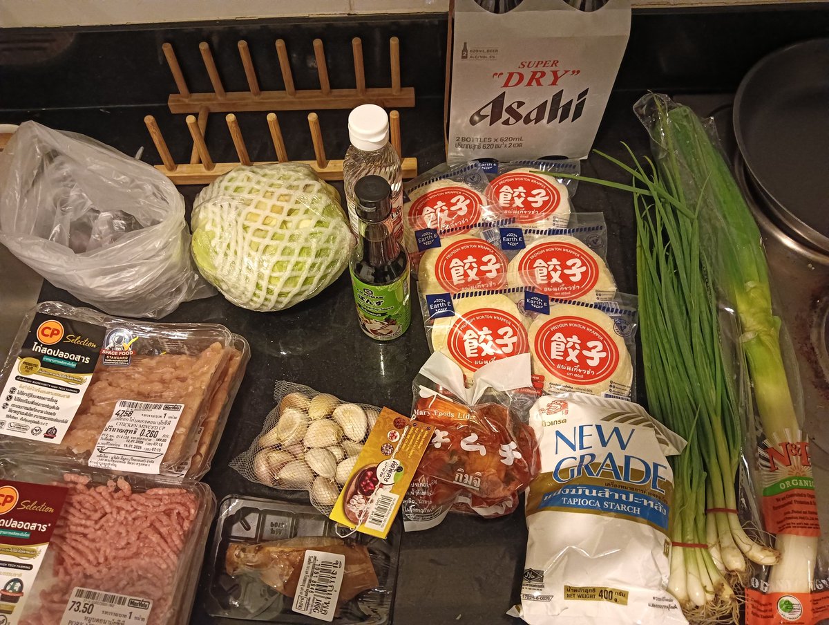 PatayaXun's tweet photo. ダラダラバンコク編
日本の母ちゃん仕込みの餃子をアメリカ人に食わしたる！！

ってことで頑張って100個以上こさえてやりましたよ

どんな人でも酢コショウはウケるみたいで面白かった https://t.co/xNwdbyqcdA