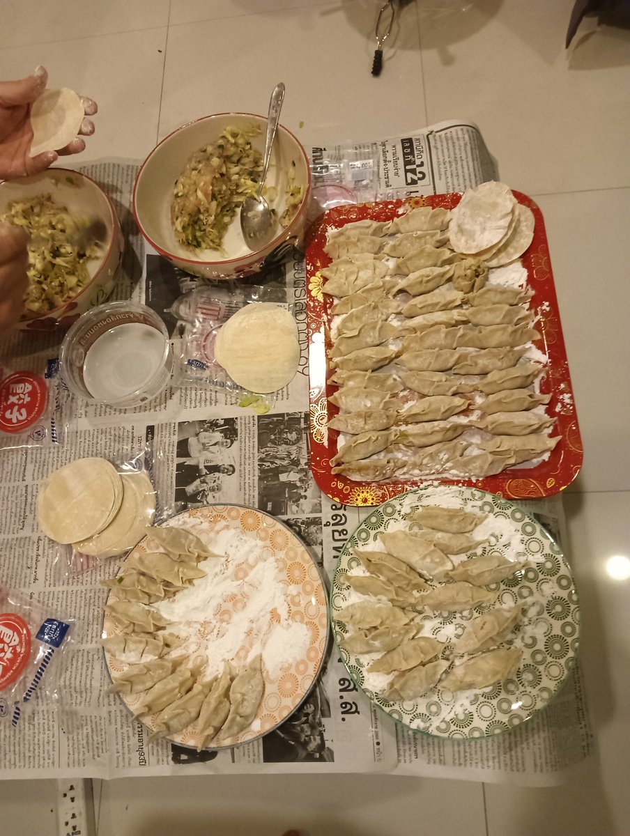 PatayaXun's tweet photo. ダラダラバンコク編
日本の母ちゃん仕込みの餃子をアメリカ人に食わしたる！！

ってことで頑張って100個以上こさえてやりましたよ

どんな人でも酢コショウはウケるみたいで面白かった https://t.co/xNwdbyqcdA