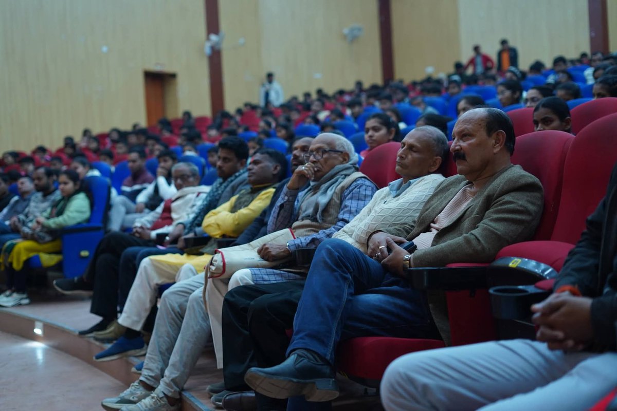 अभाविप सारण जिला द्वारा स्वामी विवेकानंद जी की जयंती #NationalYouthDay  के पावन अवसर पर “युवा संगम सह प्रतिभा सम्मान समारोह” का आयोजन किया गया।

इस अवसर पर जयप्रकाश विश्वविद्यालय के कुलपति डॉ. परमेंद्र बाजपेई जी तथा राष्ट्रीय स्वयंसेवक संघ, सारण विभाग के विभाग प्रचारक श्री चंदन