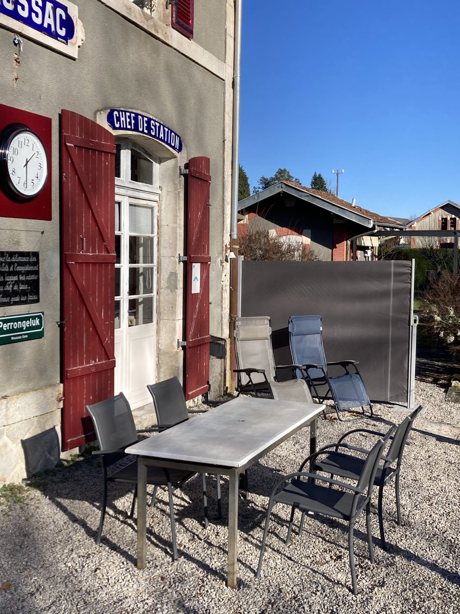fransvanbaal's tweet photo. Even niet schrijven, even geen boekpromotie, gewoon twee weken naar ons huis in Frankrijk.
Tot en met 5 januari 2026 gewoon heerlijk weer, lekker op het perron in de zon! https://t.co/VIooYA9zdx
