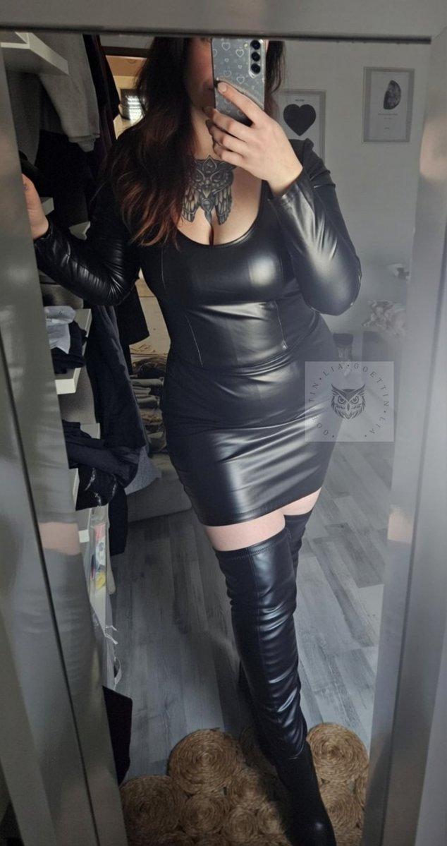 Goettin_Lia's tweet image. Stell dir vor, wie sich das glänzende Leder 
bei jedem Schritt anspannt.
Du zitterst bereits, weil du weißt 
wie leer dein Konto gleich ist.
Wallet open? 
Sende 50€, 
bevor ich die Geduld verliere und dich ignoriere.
Du weißt, dass du das nicht erträgst.
Sende. Jetzt. 🖤