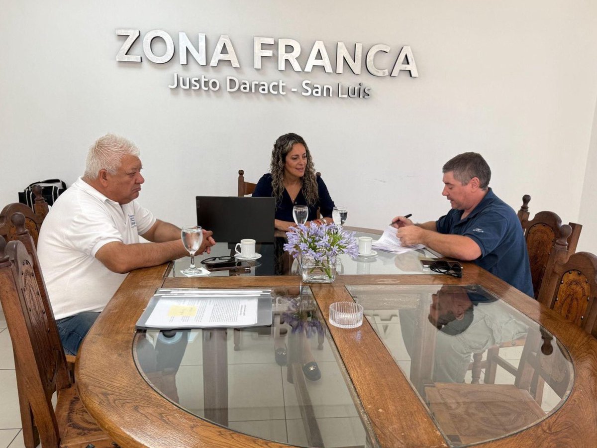 Logistica_SL's tweet photo. 📍 Zona Franca de Justo Daract
Se firmó un nuevo contrato de usuario indirecto con SYME_VM SAS 🤝
El acuerdo fue suscripto por Brenda Ortiz y Ariel Fittipaldi, fortaleciendo la inversión, el empleo y el perfil industrial del predio.

#ZonaFranca #JustoDaract #SanLuis #Industria https://t.co/h4kP3B58cj