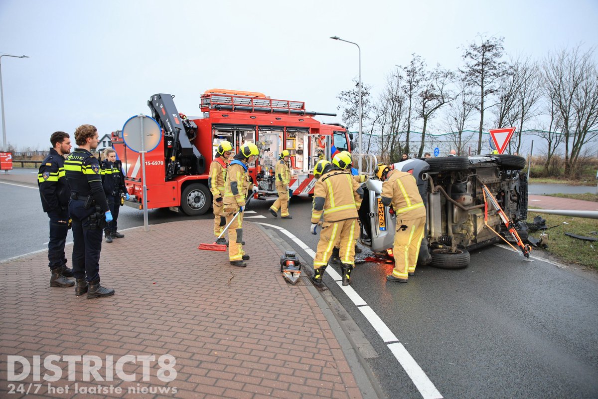 112 melding Auto op zijn kant na botsing tegen lantaarnpaal