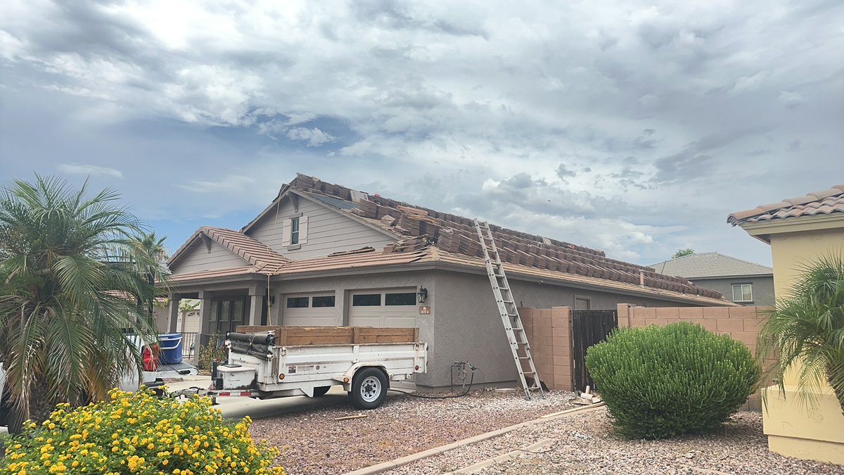 KYKO_Roofing's tweet image. 🏘️ Check out this recently completed project in Gilbert, AZ! The KY-KO Roofing Systems team is proud to deliver high-quality results built to last. Whatever your roofing needs, we’ve got you covered with service you can trust. 🏠✨

#PecosPark #GilbertAZ #QualityRoofing