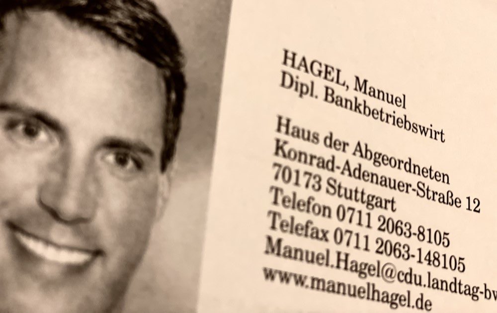 Ach der <a href="/HagelManuel/">Manuel Hagel</a> hat gar keinen akademischen Abschluss? Ach der hat das gerne auf Visitenkarten aber suggeriert (siehe Bild)? Wie ein Grüner von Springer und Co. dann wohl durchs Dorf gejagt worden wäre?
Wie? <a href="/HagelManuel/">Manuel Hagel</a> will nicht, dass ihr euch diese Fragen stellt? Hmmm….