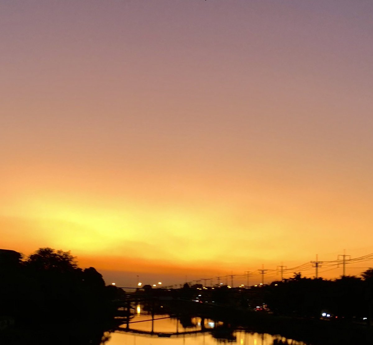 bubblebeeex's tweet image. 2025 เป็นปีที่ผ่านไปได้ยากลำบากจริงๆ
การเสียคนที่รักทั้ง 3 คนไปพร้อมๆกัน มันเศร้ามาก

ไม่รู้ว่าจะพูดว่า ฉันผ่านมาแล้วได้มั้ย
เพราะในใจมันยังเจ็บอยู่ทุกครั้งที่นึกถึง

ไม่เคยผ่านไปได้เลยนี่นา...

แต่จะค่อยๆดีขึ้นให้ได้นะ 
อยู่บนนั้น เป็นกำลังใจให้หนูด้วยนะ :)