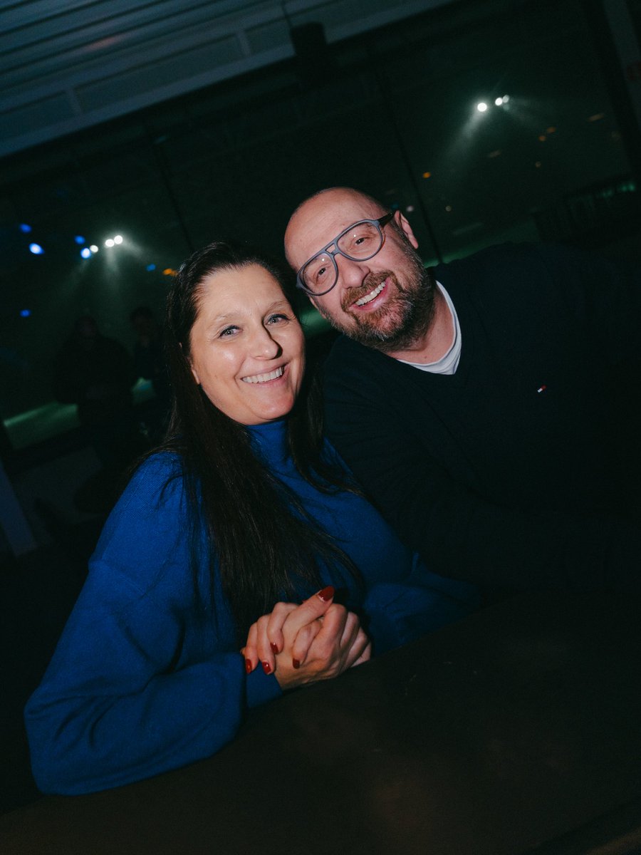 De spor ❤️ Vrijwilligers

Afgelopen vrijdagavond vond ons jaarlijks vrijwilliggersfeestje plaats. Op die manier bedanken de spelers, staf &amp; bestuur onze meer dan tachtig vrijwilligers voor hun onvoorwaardelijke inzet het hele jaar lang. De rollen werden eens omgedraaid. 💙🤍💚