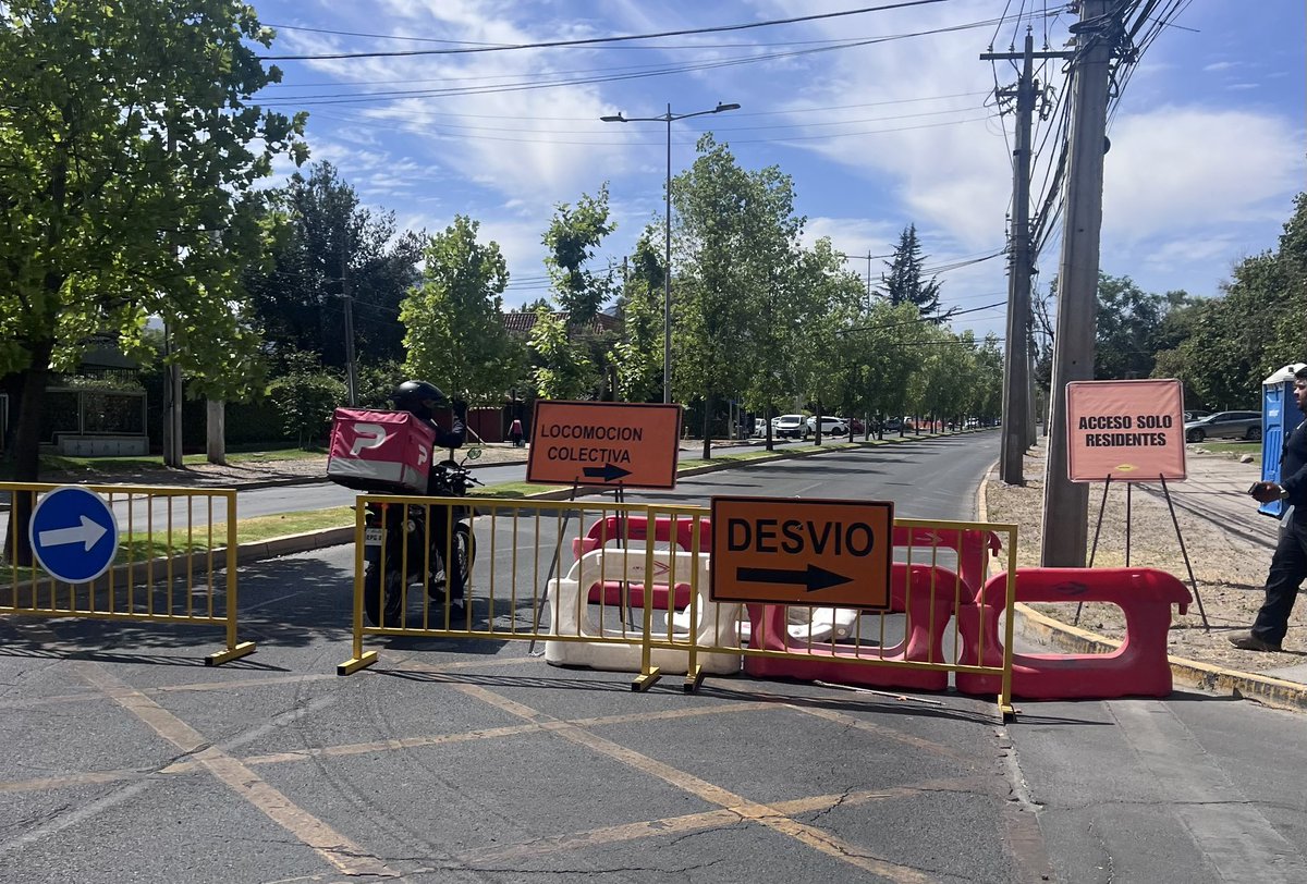 fdepujadas's tweet photo. Avenida Padre Hurtado en #lascondes cortada desde plaza los Dominicos hasta  Avenida las Condes, sin previo aviso en un día laboral. No se podía avisar @Muni_LasCondes ? O hacer trabajos de noche ? https://t.co/QYGbubtEQh