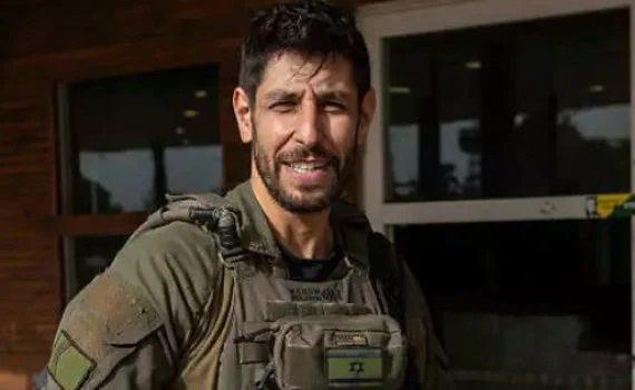 Two years after being seriously injured in Gaza, singer and actor Idan Amedi announced today that he has returned to active reserve duty.

Hero of Israel.💪