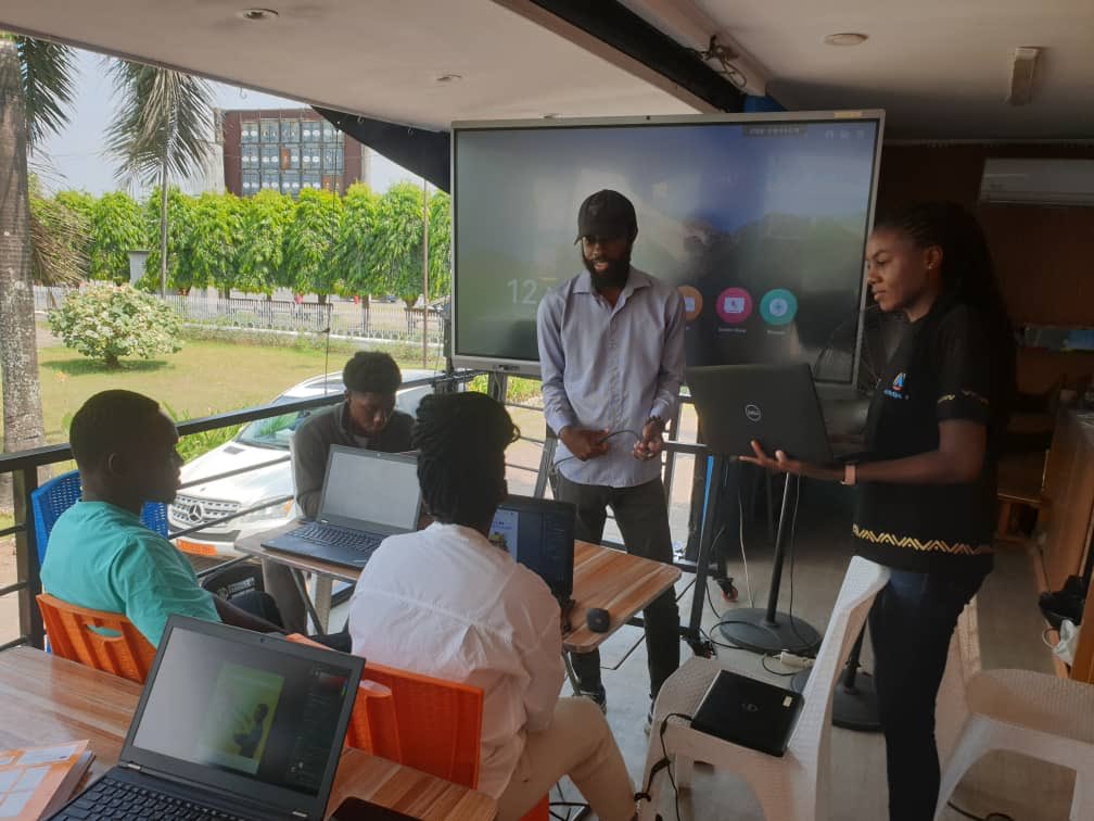 ActivSpaces's tweet image. Resumption of workshops at #Makerspace

Learning through practice is a silent revolution.
Learners test, make mistakes, start again and improve. No abstract knowledge, but concrete learning.

It’s by forging that we become... tech-makers.

#ActiveTraining #TechForAll #ActivSpaces