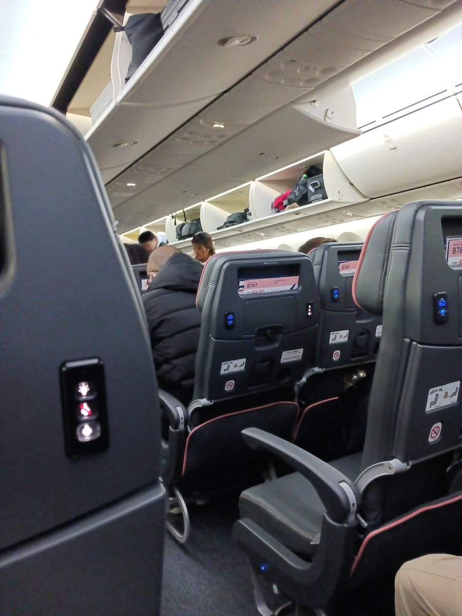 _p_ms's tweet image. やっと帰れるようだ

しかしエアージャパン 広い⸜(*ˊᗜˋ*)⸝