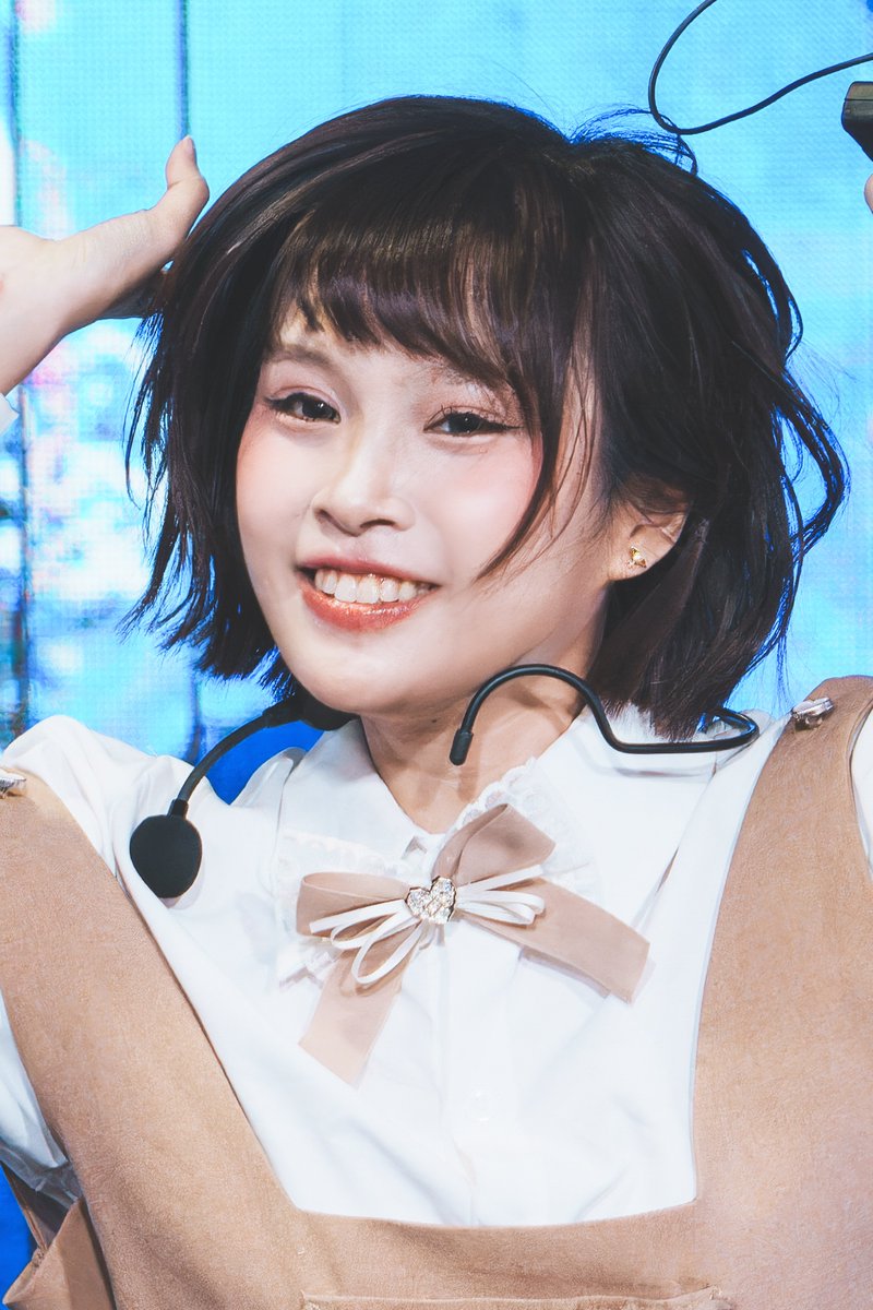 SkipWorkfor48TH's tweet image. BNK48 @ MBK [2026-01-11] (L Part)

จิงโจ้ดีดๆ ที่โดดจนไมค์หลุด
แอล เป็นคนที่ไปสุดเสมอตอนโชว์
เหมือนเข้าสิงไปกับเพลง
มันเป็นยิ้มที่เต็มที่ไม่มีกั๊ก
แม้สถานการณ์จะไม่ปกติ
แต่ยังพยายามไม่แสดงสีหน้ากังวล

อัลบั้ม
tinyurl.com/vnezd6ap

#LBNK48
#BNK48