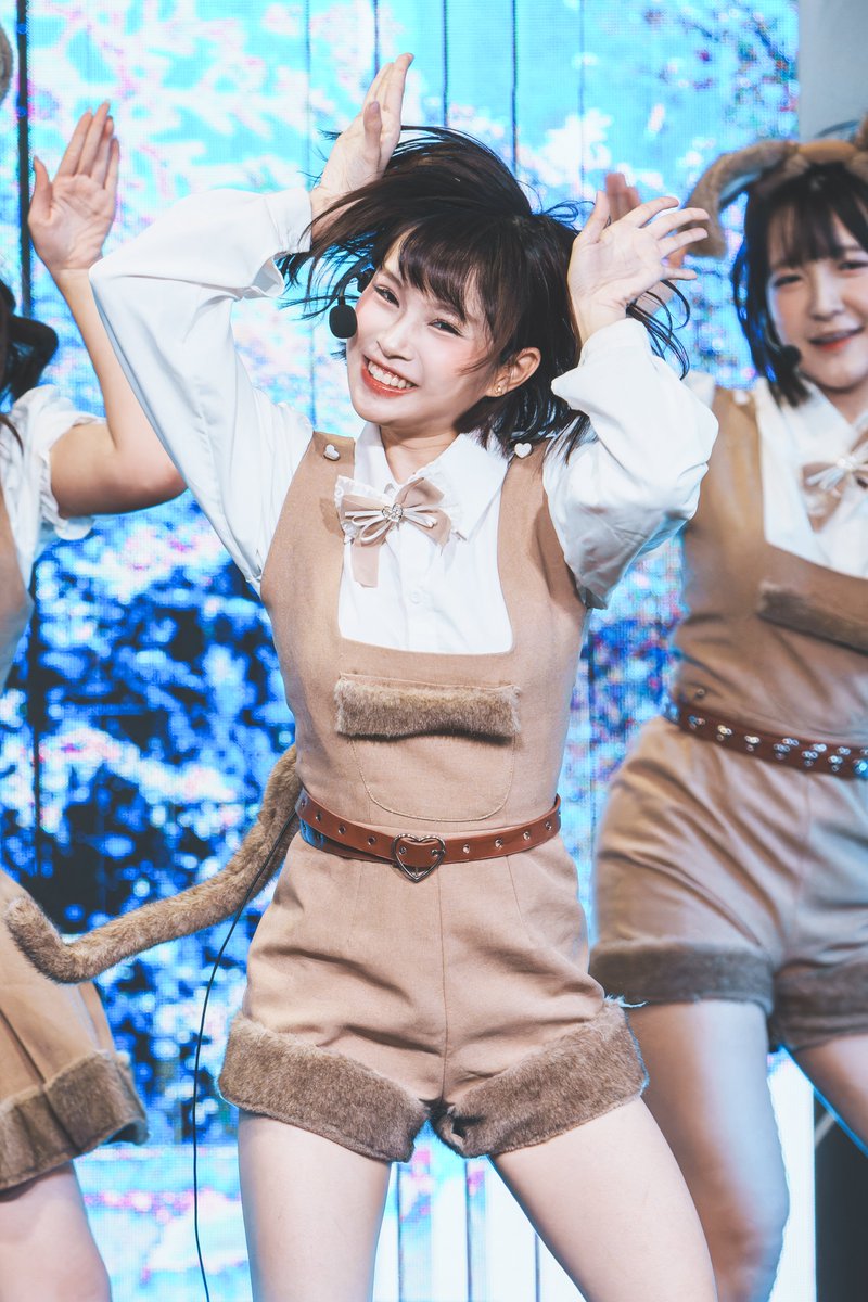 SkipWorkfor48TH's tweet image. BNK48 @ MBK [2026-01-11] (L Part)

จิงโจ้ดีดๆ ที่โดดจนไมค์หลุด
แอล เป็นคนที่ไปสุดเสมอตอนโชว์
เหมือนเข้าสิงไปกับเพลง
มันเป็นยิ้มที่เต็มที่ไม่มีกั๊ก
แม้สถานการณ์จะไม่ปกติ
แต่ยังพยายามไม่แสดงสีหน้ากังวล

อัลบั้ม
tinyurl.com/vnezd6ap

#LBNK48
#BNK48