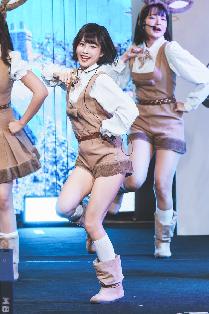 SkipWorkfor48TH's tweet image. BNK48 @ MBK [2026-01-11] (L Part)

จิงโจ้ดีดๆ ที่โดดจนไมค์หลุด
แอล เป็นคนที่ไปสุดเสมอตอนโชว์
เหมือนเข้าสิงไปกับเพลง
มันเป็นยิ้มที่เต็มที่ไม่มีกั๊ก
แม้สถานการณ์จะไม่ปกติ
แต่ยังพยายามไม่แสดงสีหน้ากังวล

อัลบั้ม
tinyurl.com/vnezd6ap

#LBNK48
#BNK48