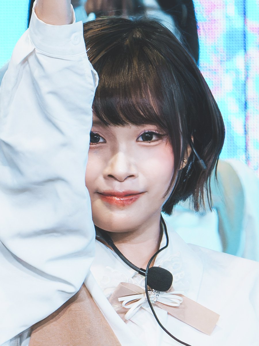 SkipWorkfor48TH's tweet image. BNK48 @ MBK [2026-01-11] (L Part)

จิงโจ้ดีดๆ ที่โดดจนไมค์หลุด
แอล เป็นคนที่ไปสุดเสมอตอนโชว์
เหมือนเข้าสิงไปกับเพลง
มันเป็นยิ้มที่เต็มที่ไม่มีกั๊ก
แม้สถานการณ์จะไม่ปกติ
แต่ยังพยายามไม่แสดงสีหน้ากังวล

อัลบั้ม
tinyurl.com/vnezd6ap

#LBNK48
#BNK48