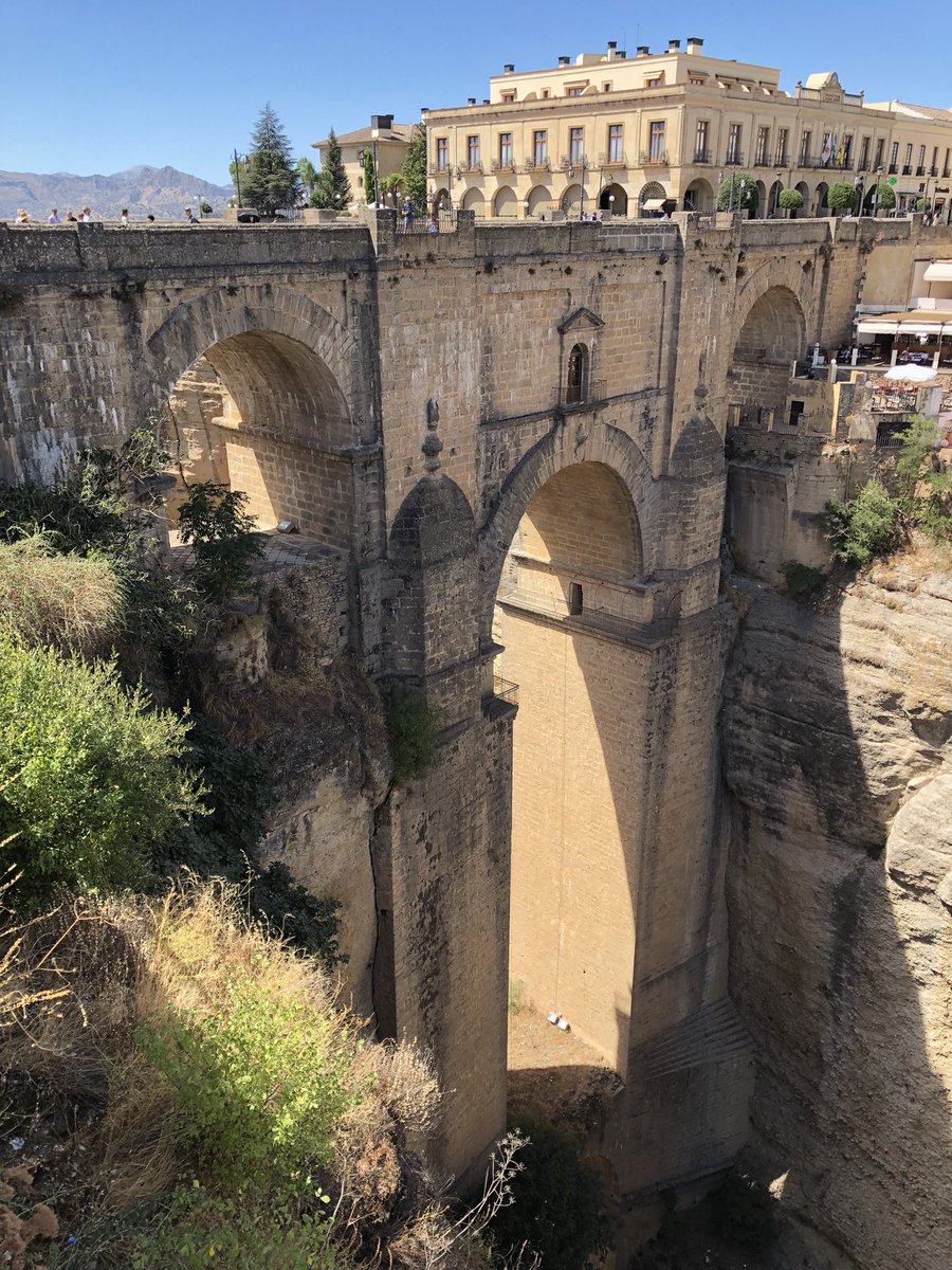 SpaCIE_edu's tweet photo. @SeascapeNature This is Ronda, Málaga, Spain 🇪🇸 
What you are showing is the Plaza de España in Sevilla, also Spain. Both in Andalucía https://t.co/SB5FNeYXuz