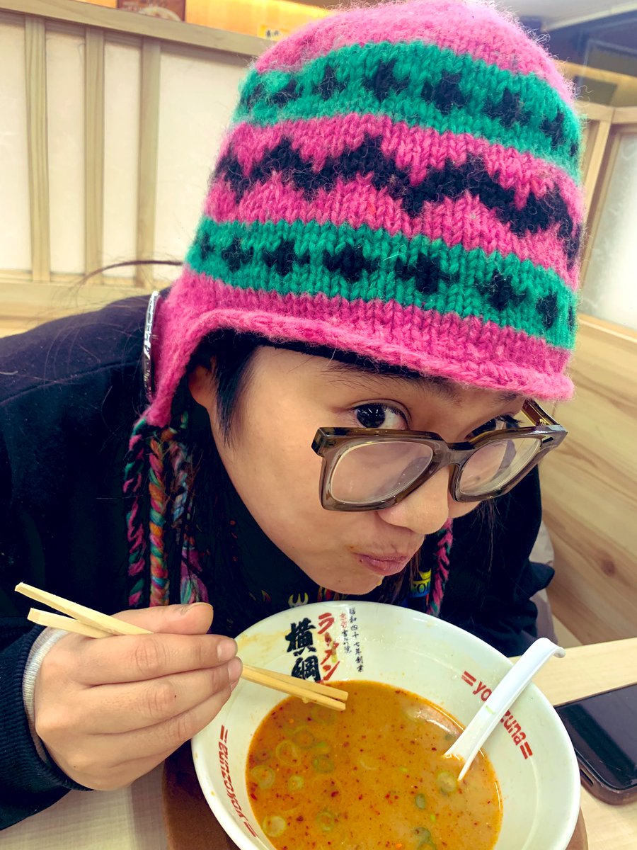 戦国大統領に出演しました。ダンディなおじさま達がいっぱいでしたわｵﾎﾎ💁‍♀️

久しぶりに観た縁魔が凶暴なサウンドを鳴らしてておぉっとなった。

チェとラーメン屋へ。チェのメガネが壊れてる事に気づいた。片側ミラー外したヤンキー仕様の原チャみたい。

ありがとうございました🫰