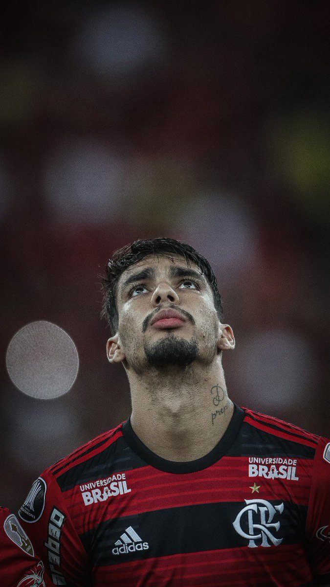 martinFLA81's tweet photo. Tarde!!!

Puta que pariu, caralho…

O retorno de Paquetá causa ansiedade, comoção, o ambiente imediatamente começa a ser tomado por uma energia diferente. Hoje, no mundo, apenas @LucasPaqueta97 e @vinijr conseguem despertar tal fenômeno ao serem especulados no Flamengo, pois são grandes nomes do clube mesmo sem terem conquistado títulos relevantes ou acumulado uma quantidade considerável de jogos por aqui.

O torcedor do Flamengo não quer Paquetá pra ser campeão, pois títulos não nos faltam, ganhamos sem ele e ganharemos com ele, mas sim para viver e sentir um evento histórico aguardado por gerações. É sobre proximidade, representatividade e identidade, num futebol cada vez mais rico e pautado pelas relações empresariais frias, geladas.

Um dos Nossos. Identidade, berço.

A Profecia de que outro garoto voltaria da Europa para virar Rei e fazer a alegria dos súditos rubro-negros é contada pelos mais antigos e ouvida há anos por gente de todas as idades...

Me teletransporta para aquela tarde ensolarada de domingo, 31 de março de 2009, no Maracanã, quando cantamos “o Imperador voltou” e terminamos o ano conquistando o Hexa do Brasileiro, dando fim à seca de 17 anos. Eram outros tempos. Agora, também 17 anos depois, podemos viver algo parecido. O sentimento, pra mim, é exatamente o mesmo. Quem teve o privilégio de viver na época quer viver de novo, e quem não viveu quer viver agora.

Estamos te esperando desde quando você saiu, @LucasPaqueta97.

As ruas já entenderam os sinais…

Tem algo de especial acontecendo…

Muitos Urubus agitados voando no céu…

A Profecia !

A Profecia !

Chegou a hora.