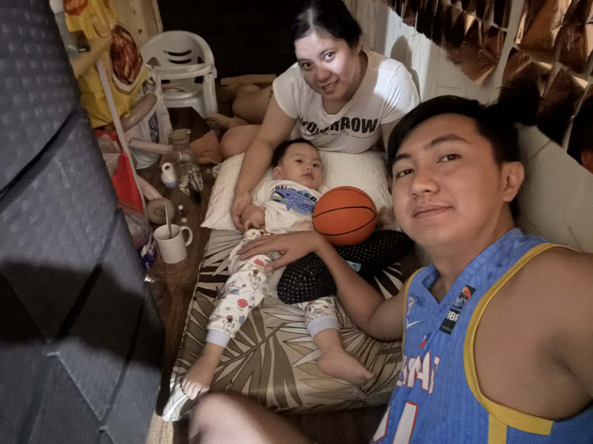MichaelArreza's tweet photo. Sa labas na nga natulog dahil masama pakiramdam ni papa, may batang nagising at gusto makigulo 🥴😁 big boy kana tlga anak... https://t.co/iAgbtC7se1