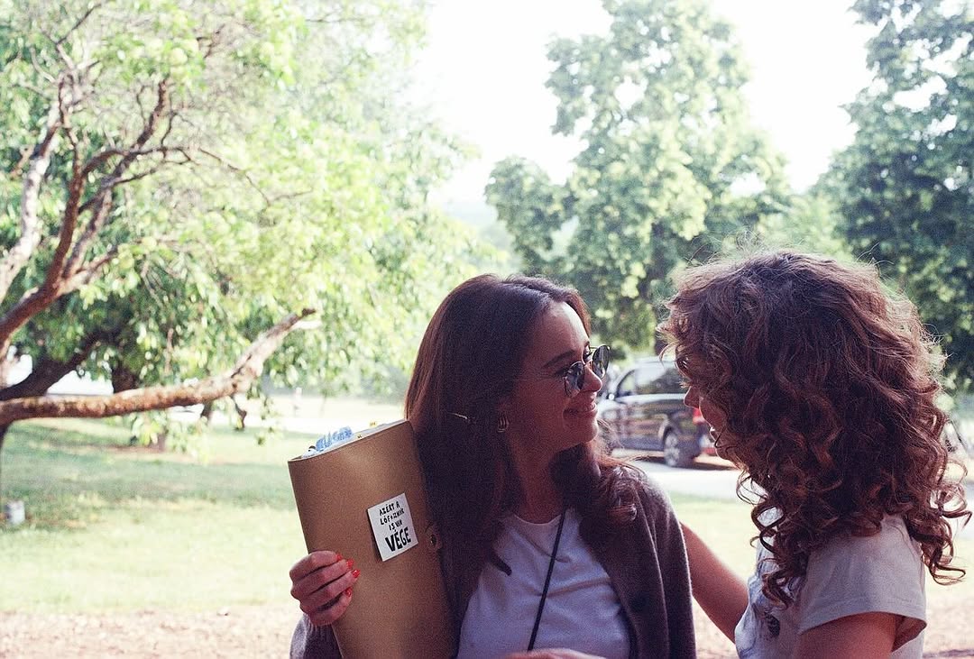 eclarkenetwork's tweet photo. Behind the scenes of Emilia Clarke &amp; Haley Lu Richardson in #PONIES. https://t.co/dUxHgwhrKQ