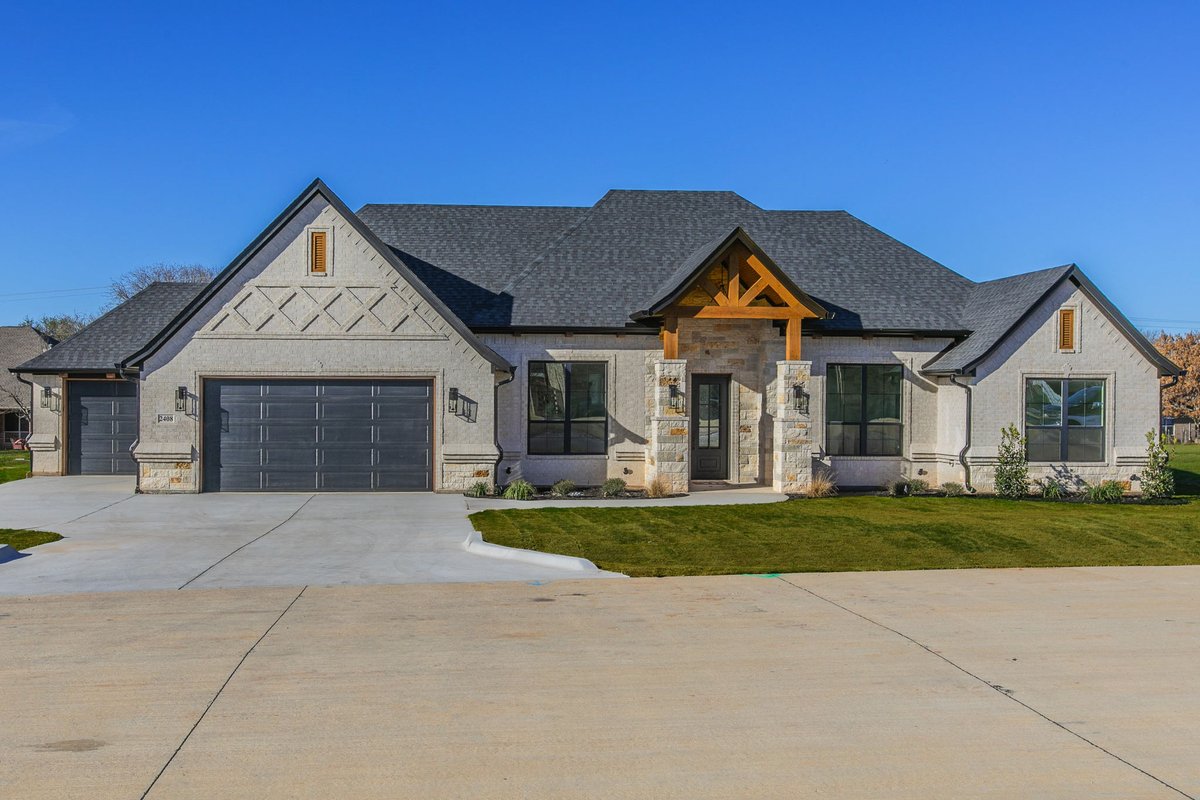 quickpicstx's tweet photo. House of the Week! Check out this gorgeous home located in Granbury, Texas! https://t.co/cRAtRGcNJt