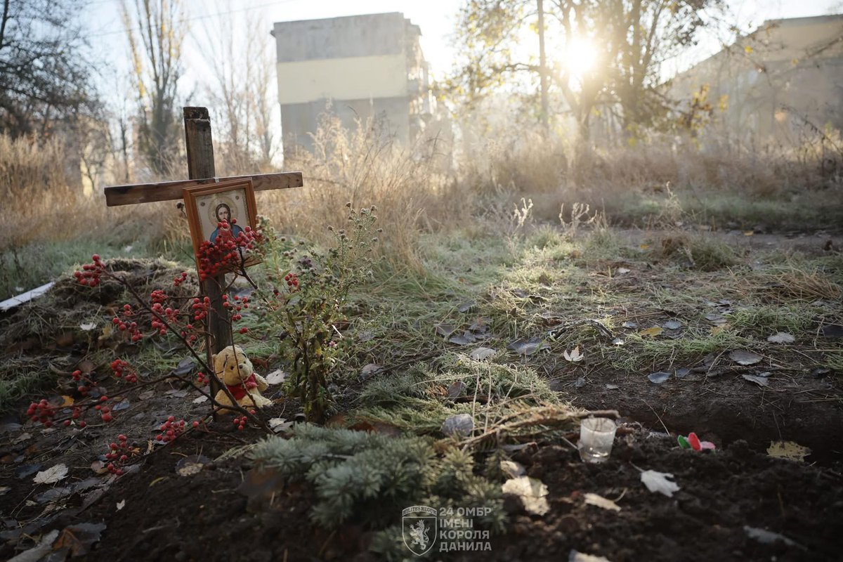 💔 Kostiantynivka. 

People are burying each other right in the courtyards, making crosses from whatever they can find.

This is Europe, 2026. Even if you choose to look the other way.