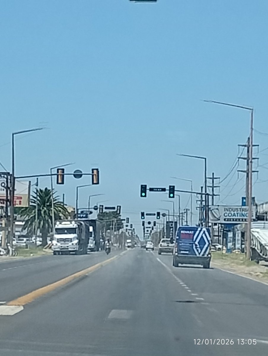 En Venado Tuerto le sobraban semáforos y decidieron ponerlos todos juntos en el Blvd. 12 de Octubre.