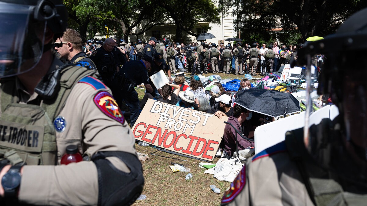 bassem_youssef9's tweet image. The US administration has banned pro-Palestine demonstrations at American universities, assaulted demonstrators, arrested and deported students. On the contrary, they support the demonstrators in Iran, it's always for Israel.