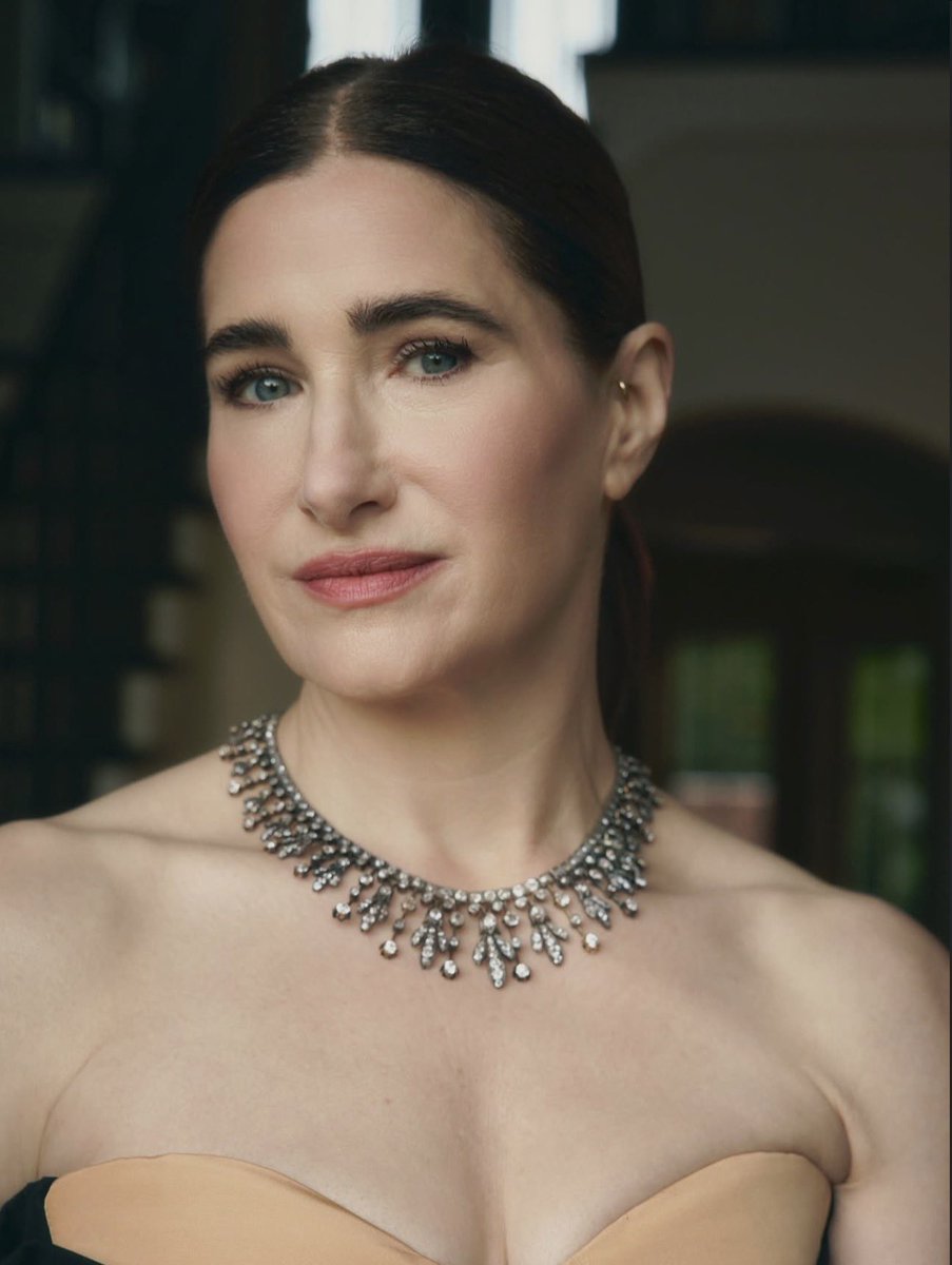 peoniesandcups's tweet image. not missing the chance of drawing this picture of Kathryn getting ready for Golden Globes, she’s our princess🥺

#KathrynHahn #GoldenGlobes2026