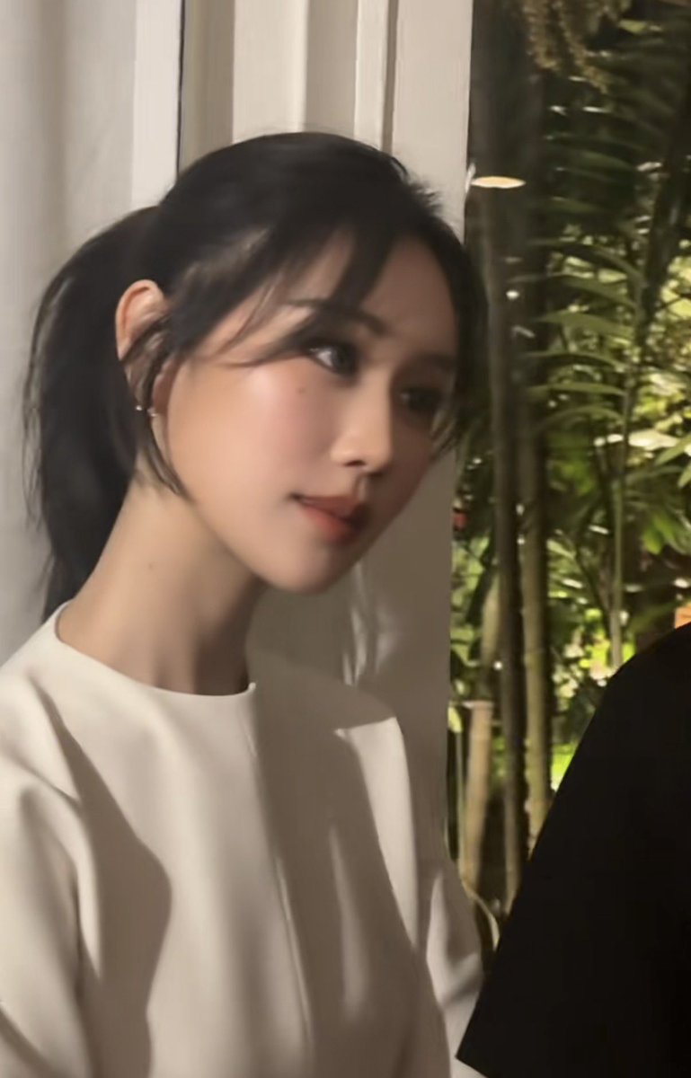 ojjing_eo's tweet image. this hairstyle doing her so well she looks incredible