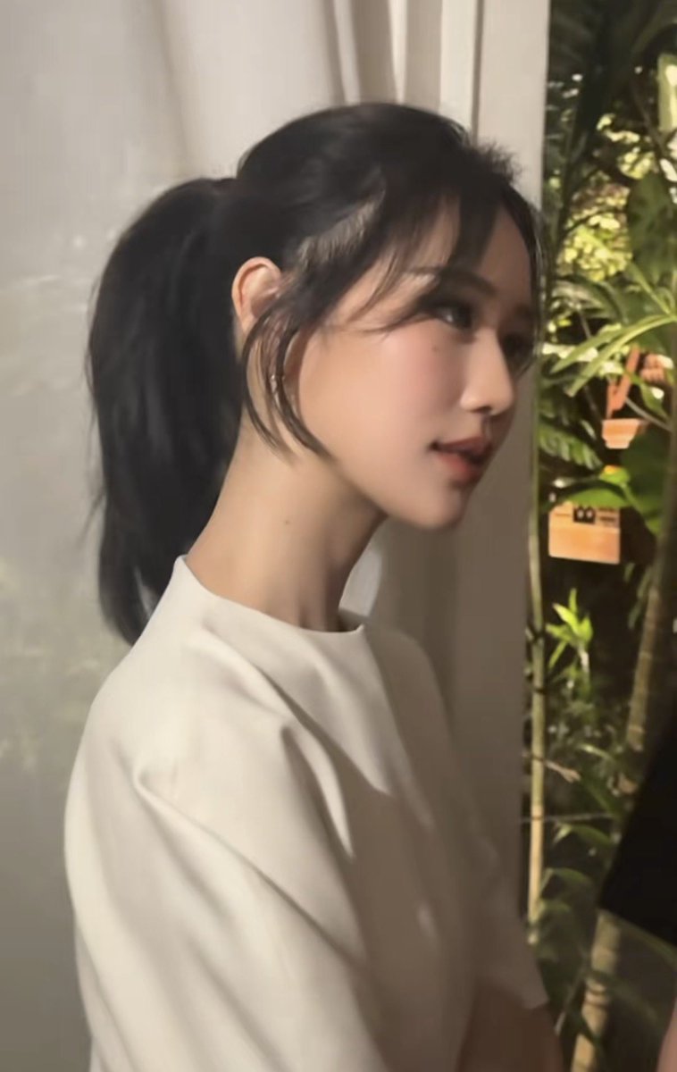 ojjing_eo's tweet image. this hairstyle doing her so well she looks incredible
