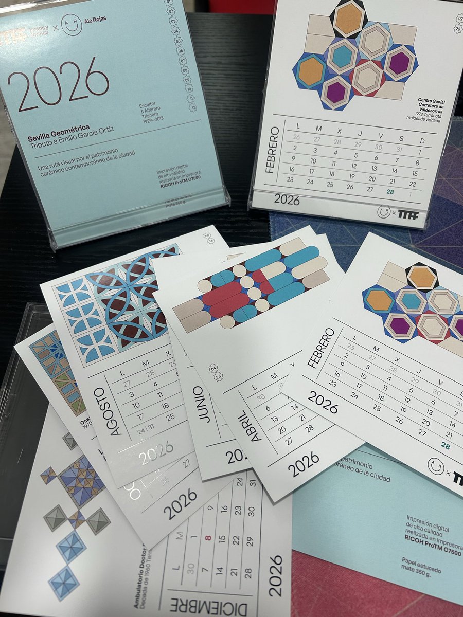 Este es nuestro calendario 2026, preciosa obra de Alejandro Rojas: estudioalerojas.es , tributo al ceramista sevillano Emilio García Ortiz. 
Solo tenéis que pasar a recogerlo.
