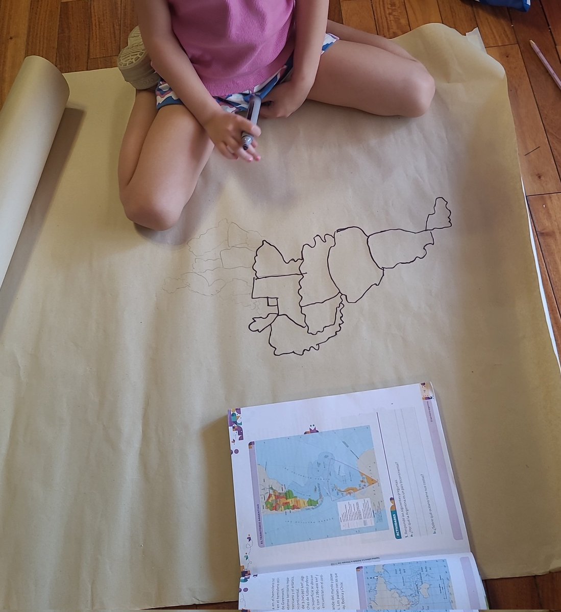 Los chicos TIENEN QUE ABURRIRSE. Si, leyeron bien.
Mi hija dice "estoy aburrida"en una casa llena de cosas. Le digo, fíjate qué podés hacer con lo que hay acá. Estuvo dando vueltas... unos minutos desp: puedo usar esto? Y el libro de Pili? Voy a hacer un mapa. 

Emilia. 6 años.