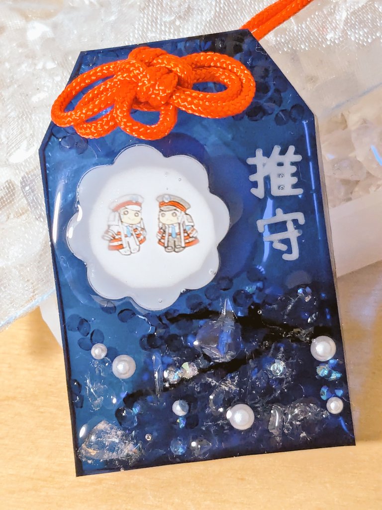 AMASORA0's tweet image. 〼推守デザインが決まった〜✨急拵えですが試作見て見てさせて下さい🙏
※写真の色調より本物はやや濃いめ※〼花の白さはもう少し濃くする予定※小さなダイヤビーズと丸いパールビーズと細石(水晶💎)を12粒程封入してます💕
裏は縁起良い梅の花をあしらいました。反応あればいくつか作ろうかな〜と(^^)