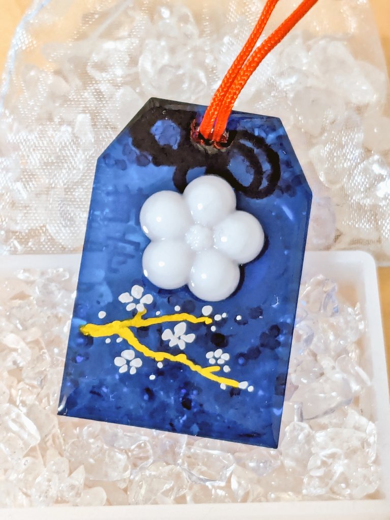 AMASORA0's tweet image. 〼推守デザインが決まった〜✨急拵えですが試作見て見てさせて下さい🙏
※写真の色調より本物はやや濃いめ※〼花の白さはもう少し濃くする予定※小さなダイヤビーズと丸いパールビーズと細石(水晶💎)を12粒程封入してます💕
裏は縁起良い梅の花をあしらいました。反応あればいくつか作ろうかな〜と(^^)