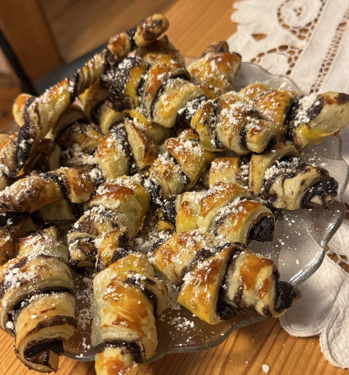 fflowerjk's tweet image. zrobiłam rogaliki z czekoladą dzisiaj i SĄ PRZEPYSZNE!!