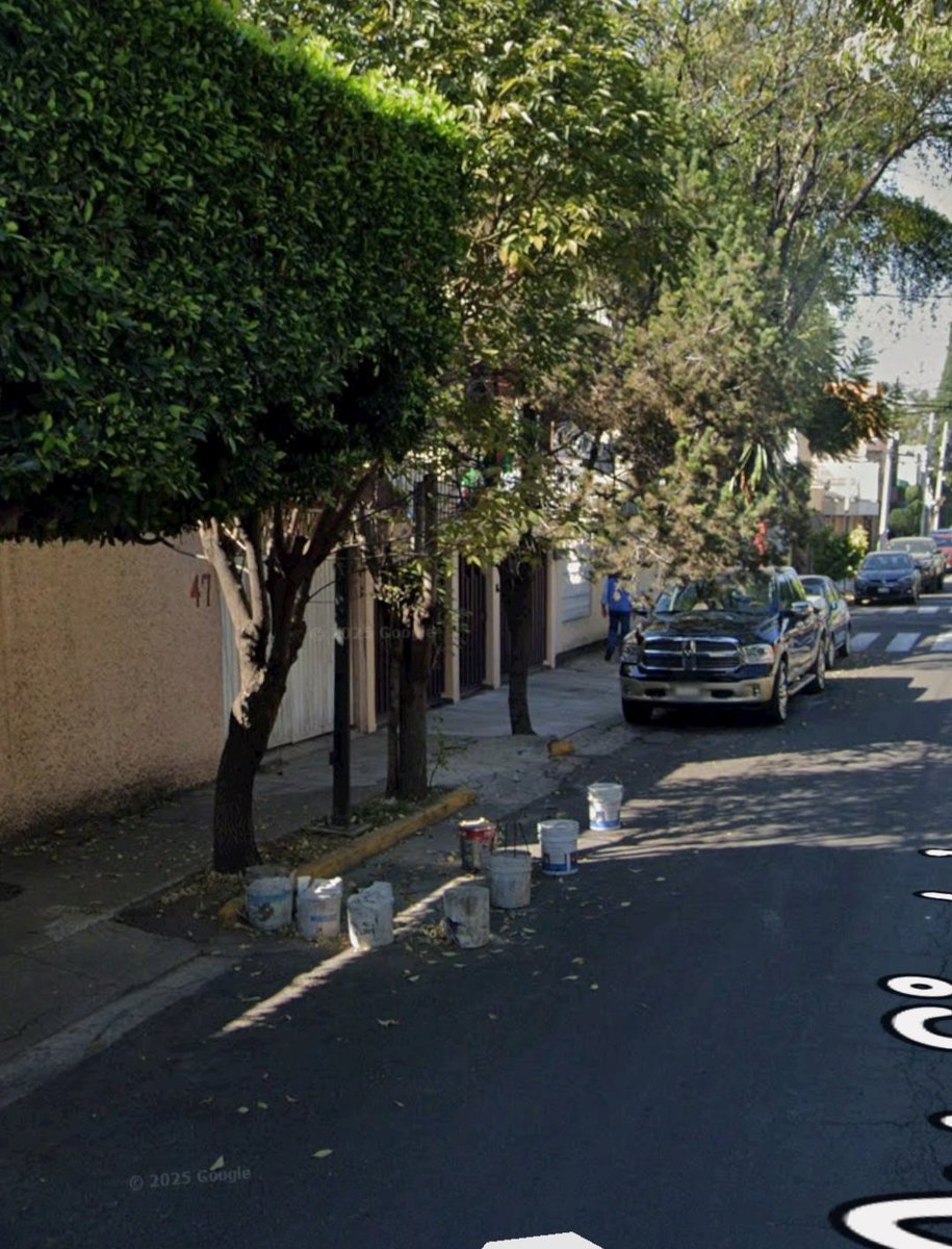 Iveth141's tweet photo. @SSC_CDMX @889Noticias @AztecaNoticias @Alc_Iztapalapa @VILLALVAZO13 buenos días! Y quien toma cartas en el asunto?
Sobre la av. Sinatel los vecinos apartan los lugares con tambos y piedras desde hace tiempo y nadie hace nada. (Av. Torres y sur 69) https://t.co/pL55T9Hv8W