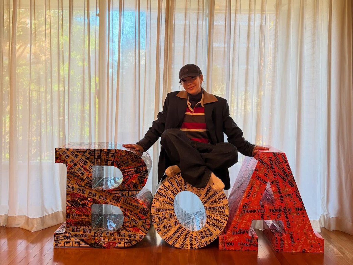 CHAMOROAD's tweet photo. BoAちゃん、25年間お疲れ様でした！

Popシーンで一時代を作った功績と
ファンと共に過ごした時間は誰にも奪えない

どんな未来もあなたと共に
歩んでいきます

" 愛を込めて My dear "
" This is who I am and you don't know yet
この先どうぞお楽しみに "

#BoA 
#보아 
#You_still_our_No_1_BoA https://t.co/4hA3UiJ3Nk