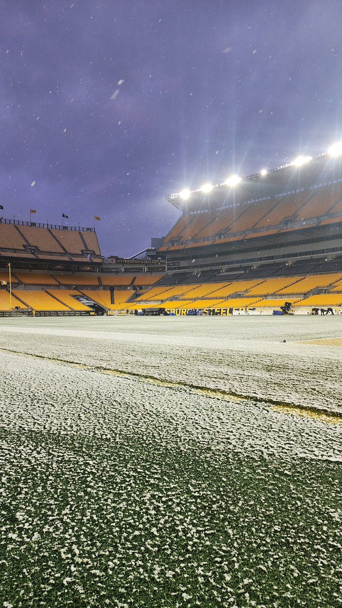 espnsutcliffe's tweet photo. Bastante 🥶 @AcrisureStadium 
@HoustonTexans 🆚 @steelers #HereWeGo #HTownMade https://t.co/wXOuYDAIr7