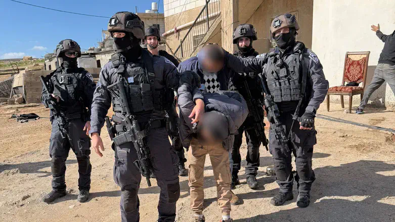 The police arrested three Palestinian Arabs this afternoon (Monday) who are suspected of attacking a shepherd in the area of "Mikneh Avraham" Hill in Gush Etzion. The shepherd was lightly injured.
