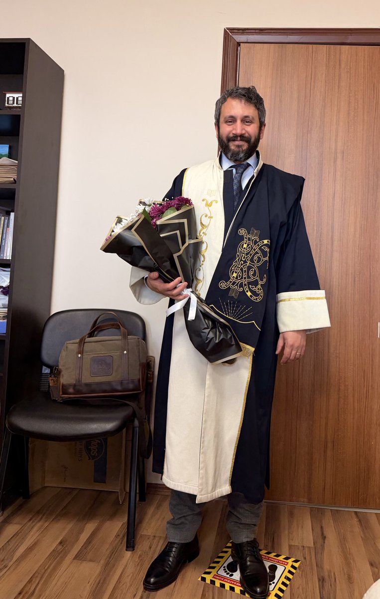 genelteori's tweet photo. Arşivler, tablolar, grafikler ve kitaplara gömülü yılların ardından bugün doktora tezimi savunarak doktor unvanı almaya hak kazandım. Türkiye iktisat tarihi çalışmalarına yaptığım bu özgün dokunuşun istifade edeni bol olsun. 
🧑‍🎓🎈📊 https://t.co/6EDniJBnHR