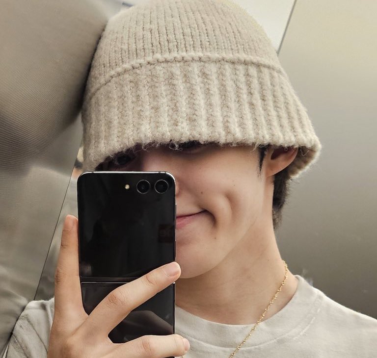 lalaliluvr's tweet image. i loveeeeeee when cheol makes his dimple the main character in his pics 🤏🏻