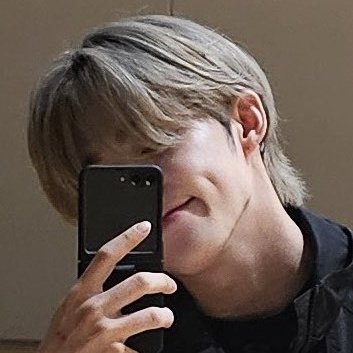 lalaliluvr's tweet image. i loveeeeeee when cheol makes his dimple the main character in his pics 🤏🏻