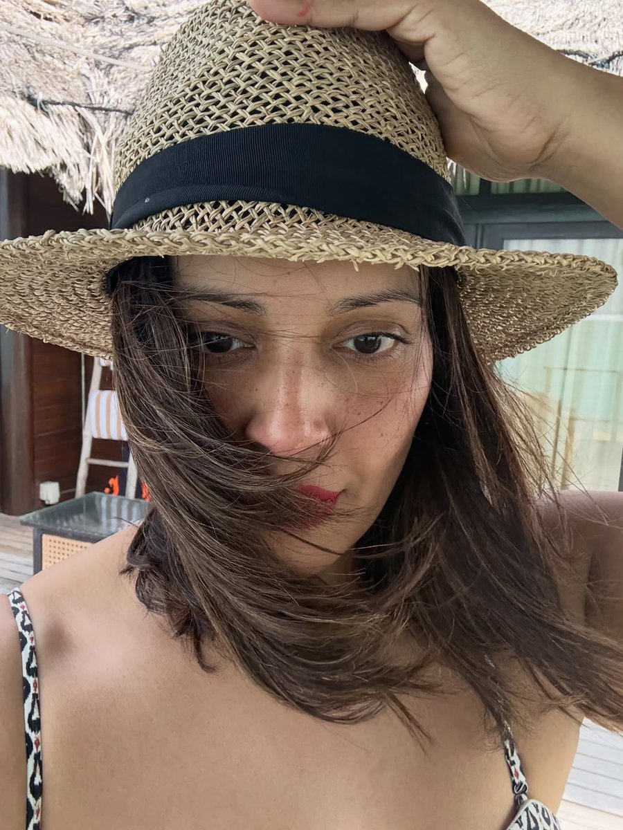 #BipashaBasu ringed in her special day surrounded by her family - #KaranSinghGrover &amp; their little daughter. ♥️

#Celebs