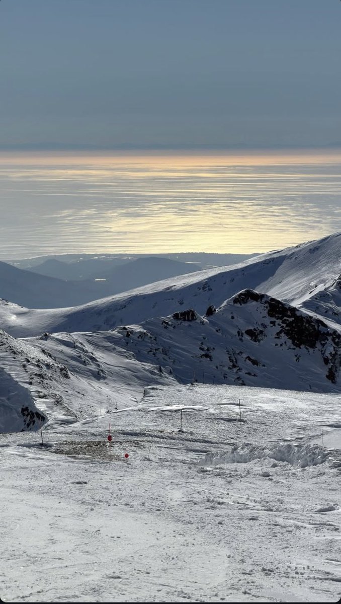 ¿En qué lugar del mundo, puedes esquiar viendo el mar Mediterráneo frente a ti, las montañas africanas que parece que puedes tocar con la mano y algún que otro carguero rumbo al estrecho de Gibraltar?

Esto es #sierranevada 
#paraiso #nieve #mar #esqui #Andalucia